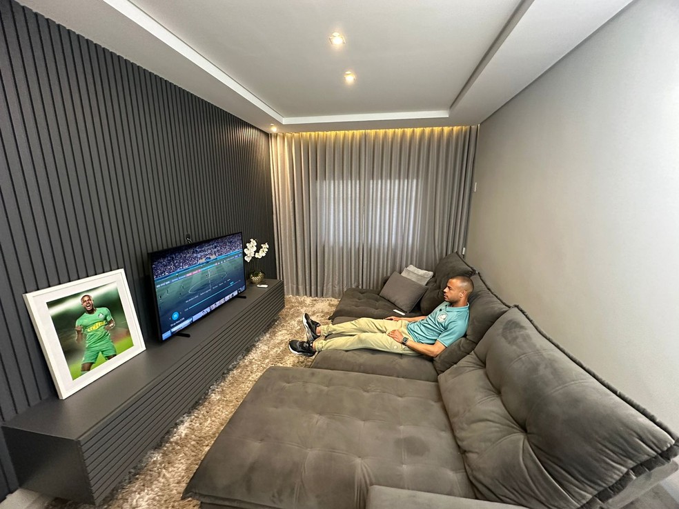 Mayke gosta de cutir a família e assistir televisão em casa nos raros  momentos de folga — Foto: Emilio Botta