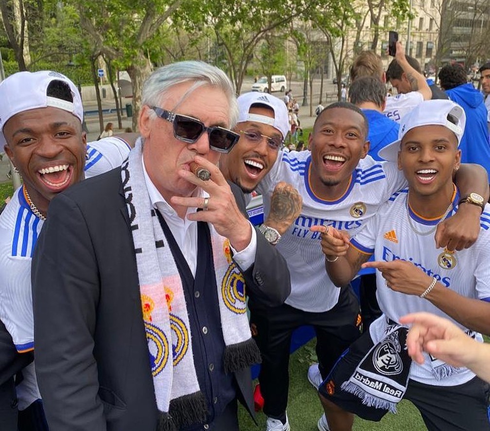 Segura o Mister! Ancelotti rouba a cena em festa do título espanhol do Real  Madrid | Ge