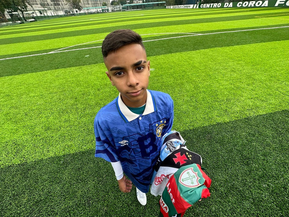 Rafinha veste a camisa que Dener usou quando defendeu a seleção brasileira e ostenta outros itens do avô  — Foto: Emilio Botta