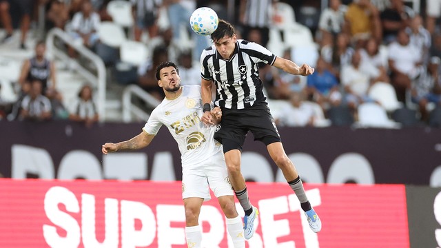 Ferraresi e Marcinho disputam bola em Botafogo x Chapecoense