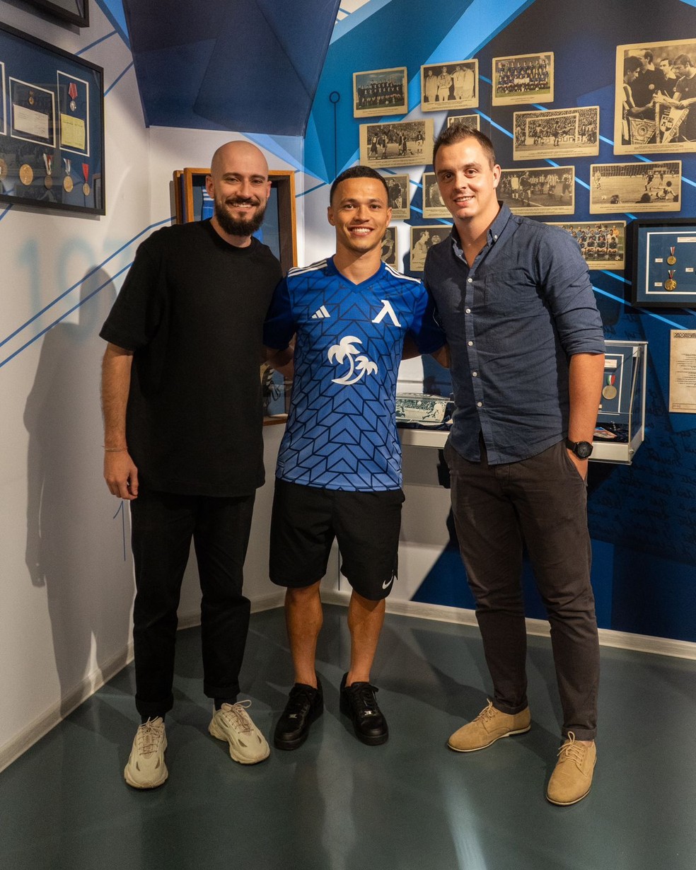 Darlan posa com a camisa do novo clube — Foto: Divulgação