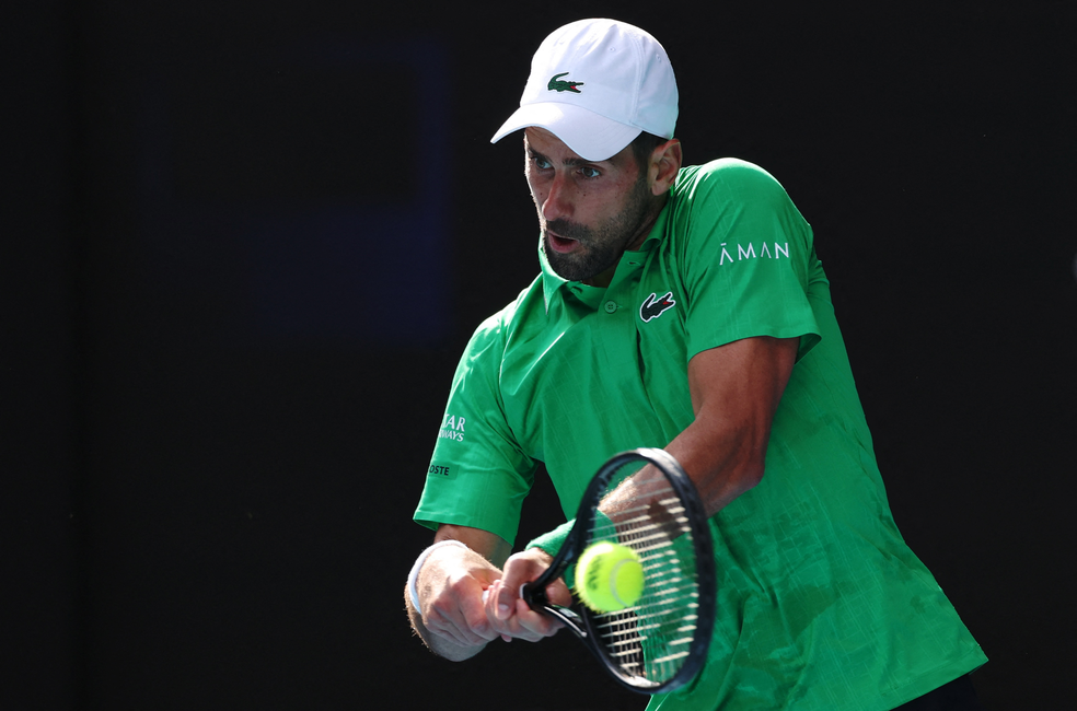 Novak Djokovic em ação nas quartas do Australian Open 2026 — Foto: Reuters