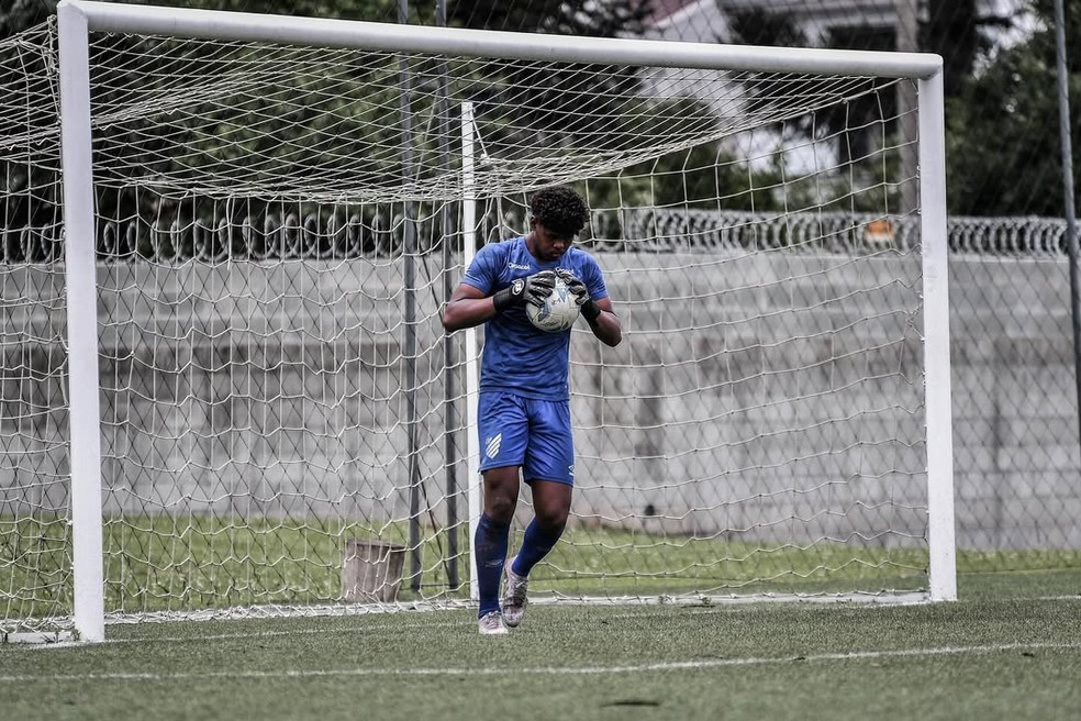 Pedro, goleiro do Athletico Paranaense, com a camisa do Athletico — Foto: Divulgao/Athletico Paranaense
