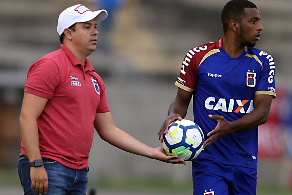 Vitória contrata o volante Wesley Dias, emprestado pelo Estoril Praia, vitória