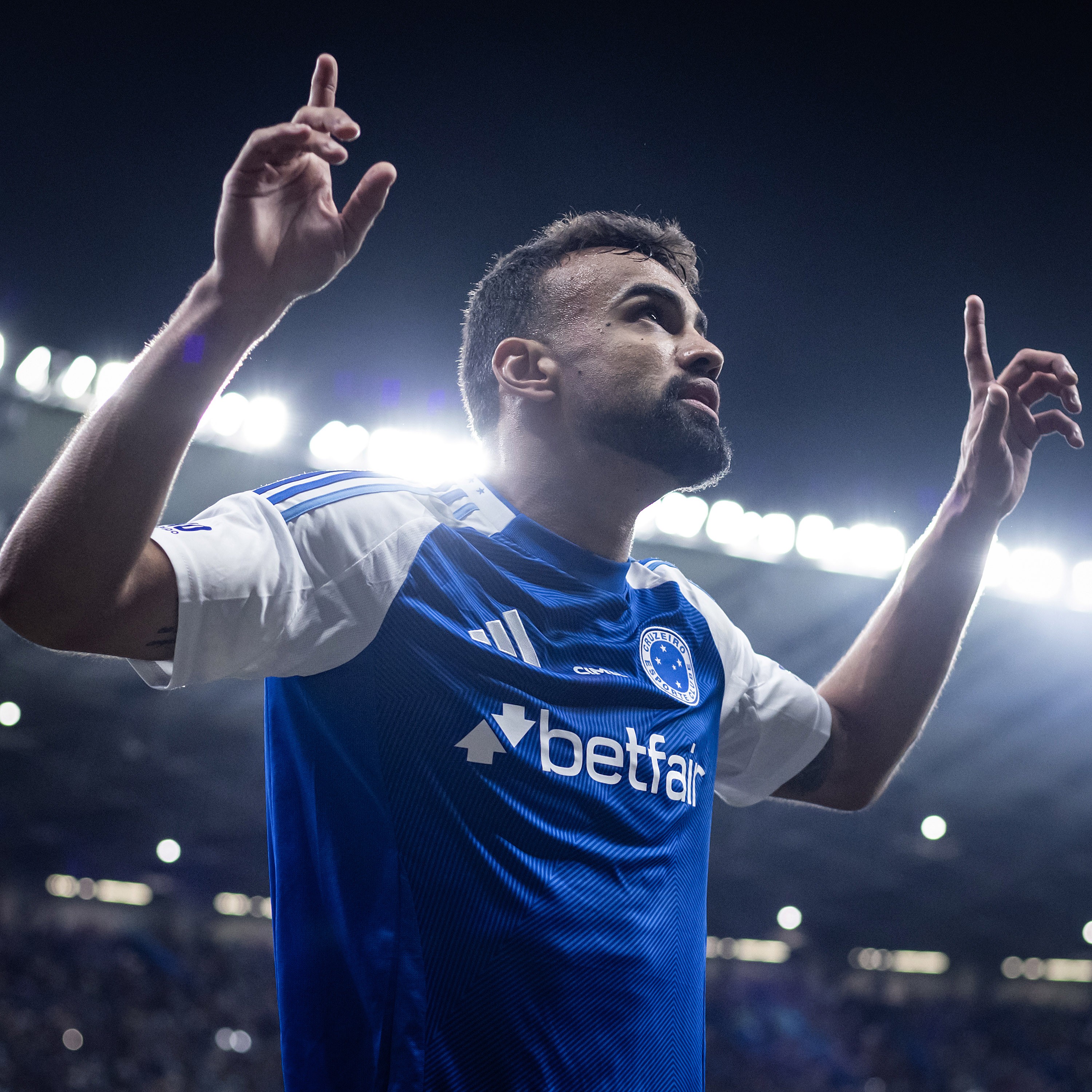 Cruzeiro garante vantagem com vitória dominante no primeiro tempo.