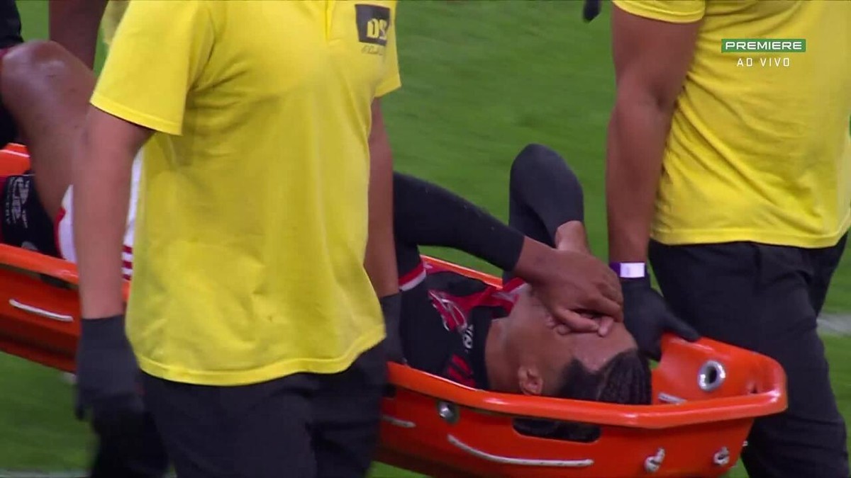 Cebolinha e Igor Jesus machucados em Flamengo x Grêmio: desfalques no primeiro tempo.