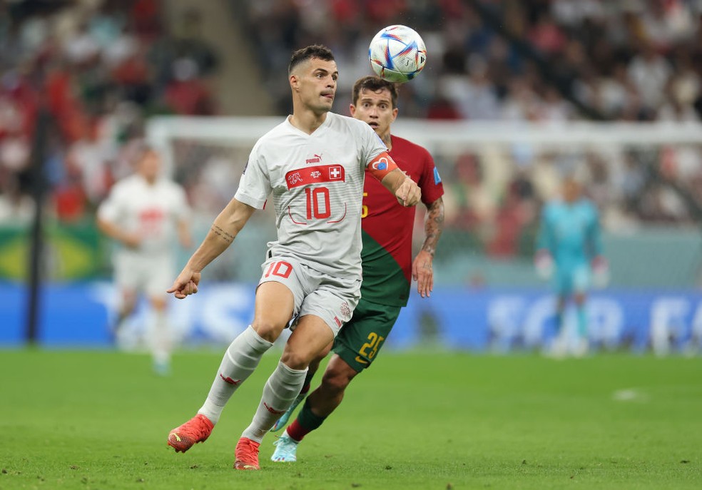 Rafael Leão de Portugal, comemora o seu gol com Raphael Guerreiro durante a  partida entre Portugal e Suíça, pelas oitavas de final da Copa do Mundo  FIFA Qatar 2022, no Estádio Lusail