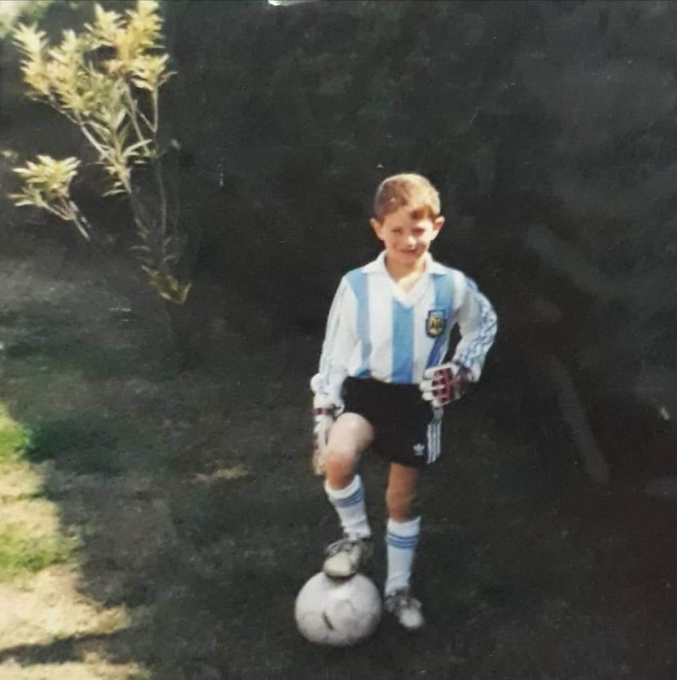 O pequeno Pablo Vegetti com a camisa da Argentina, a bola nos pés (e luva nas mãos?) — Foto: Arquivo Pessoal
