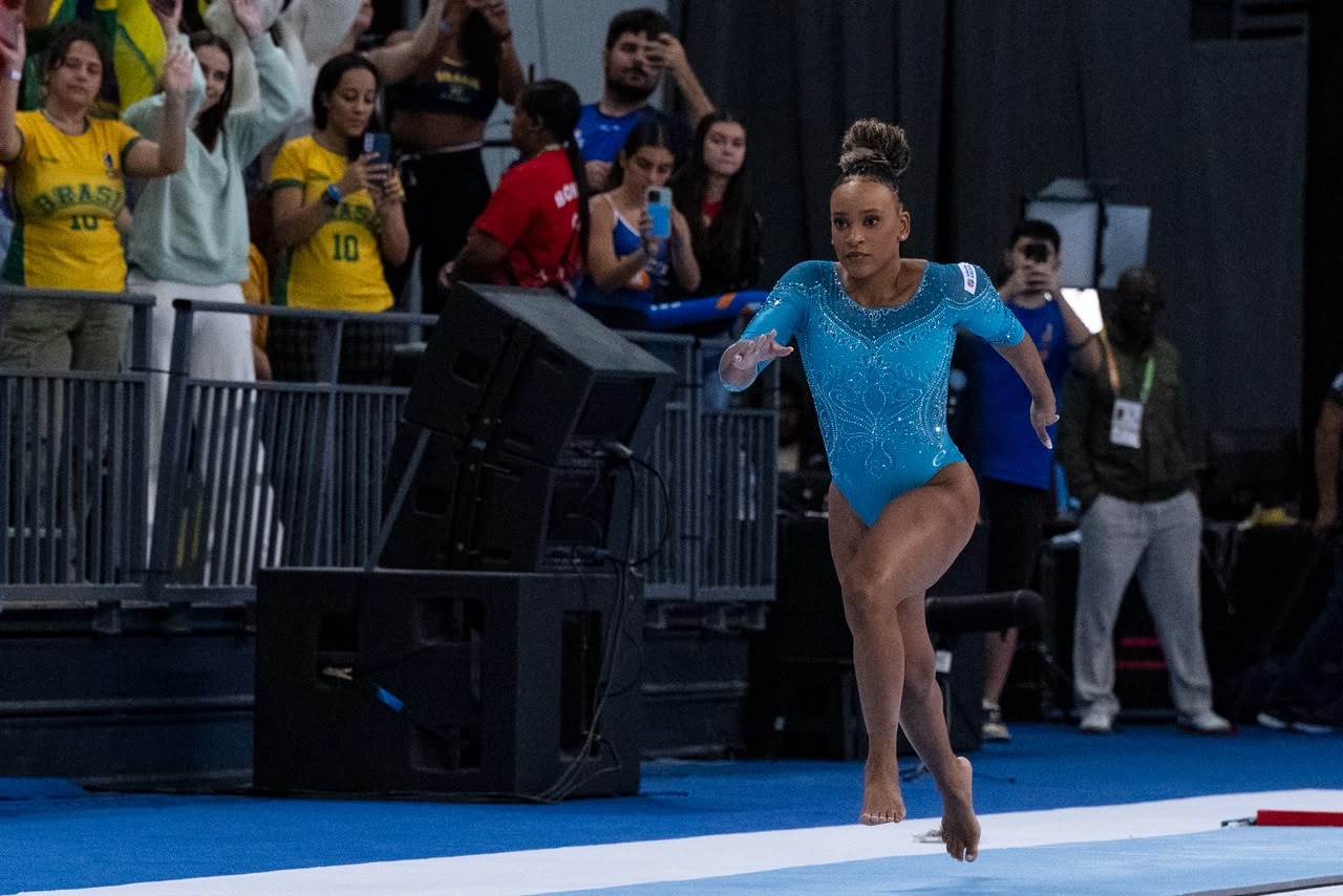 Rebeca Andrade retorna ao pódio com ouro no salto