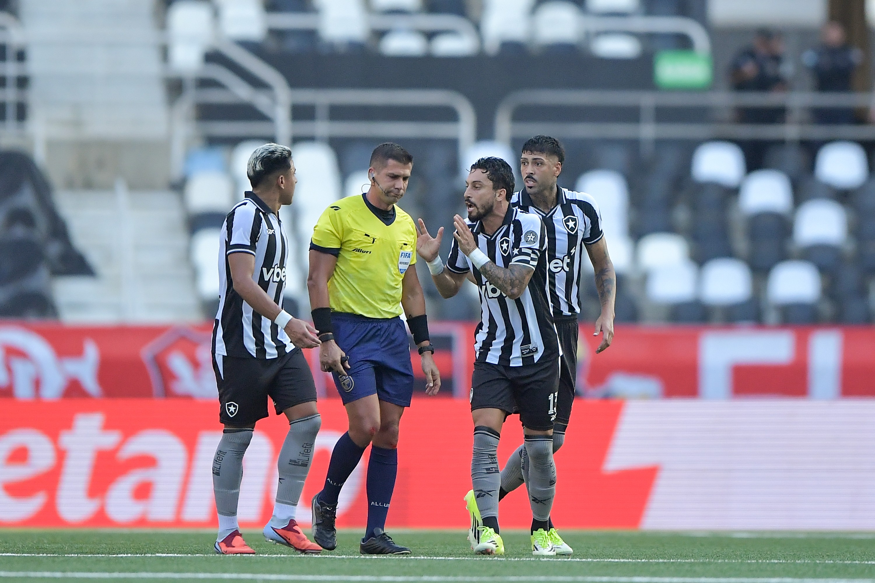🎧 Ferj divulga análise do VAR em gol do Flamengo sobre o Botafogo; ouça