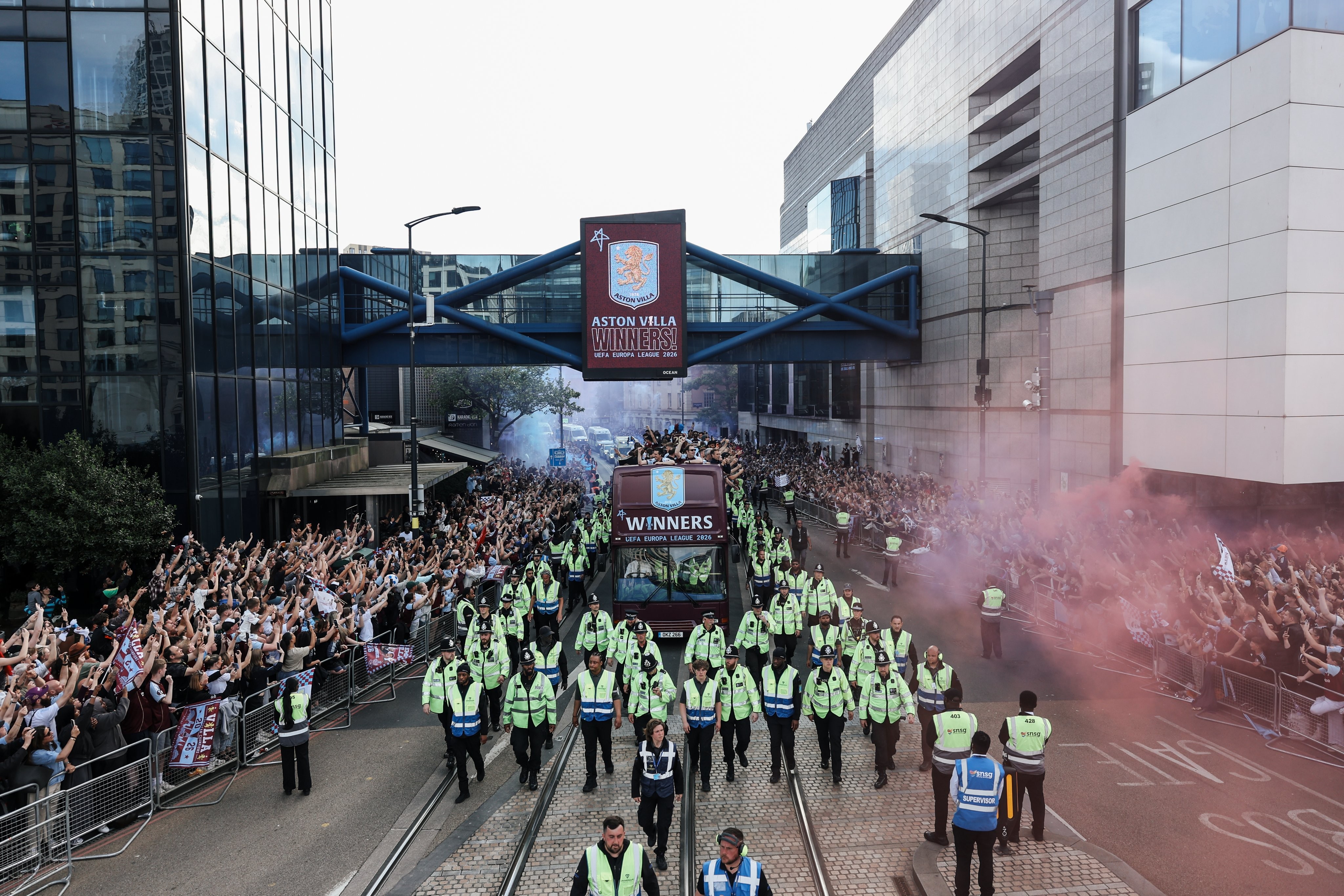 Jogadores do Aston Villa comemoram Liga Europa ao som de "Ai se eu te pego"; veja