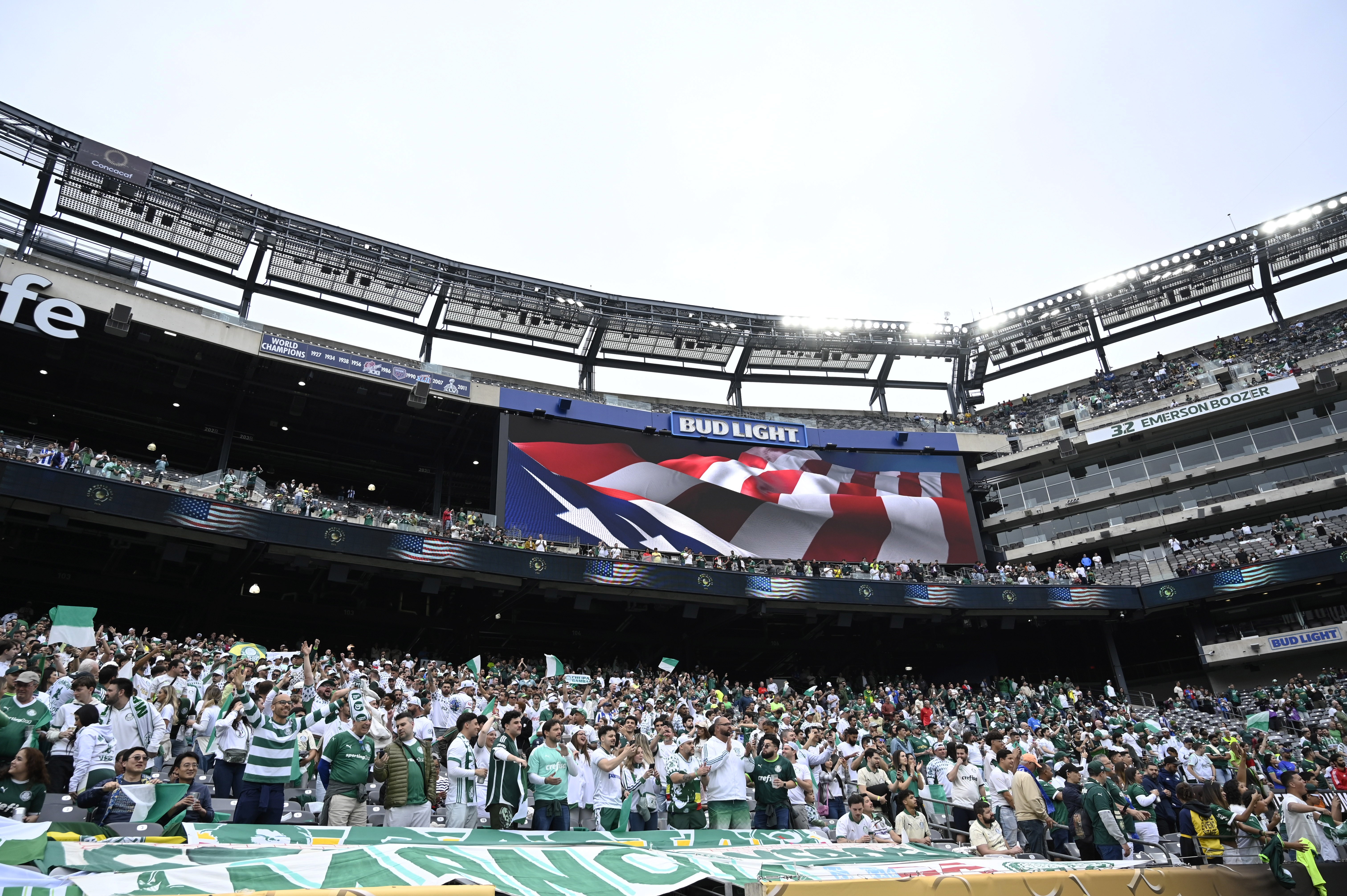 CANTA E VIBRA! Torcida do Palmeiras se destaca na Times Square durante Copa de Clubes