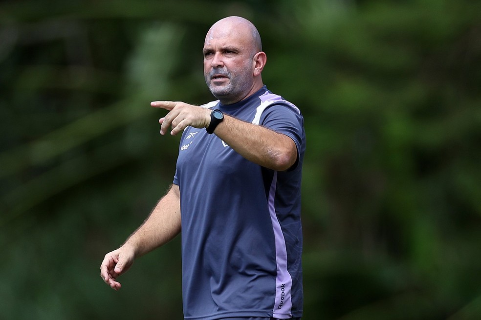 Carlos Leiria em treino do Botafogo no Espaço Lonier — Foto: Vitor Silva/BFR