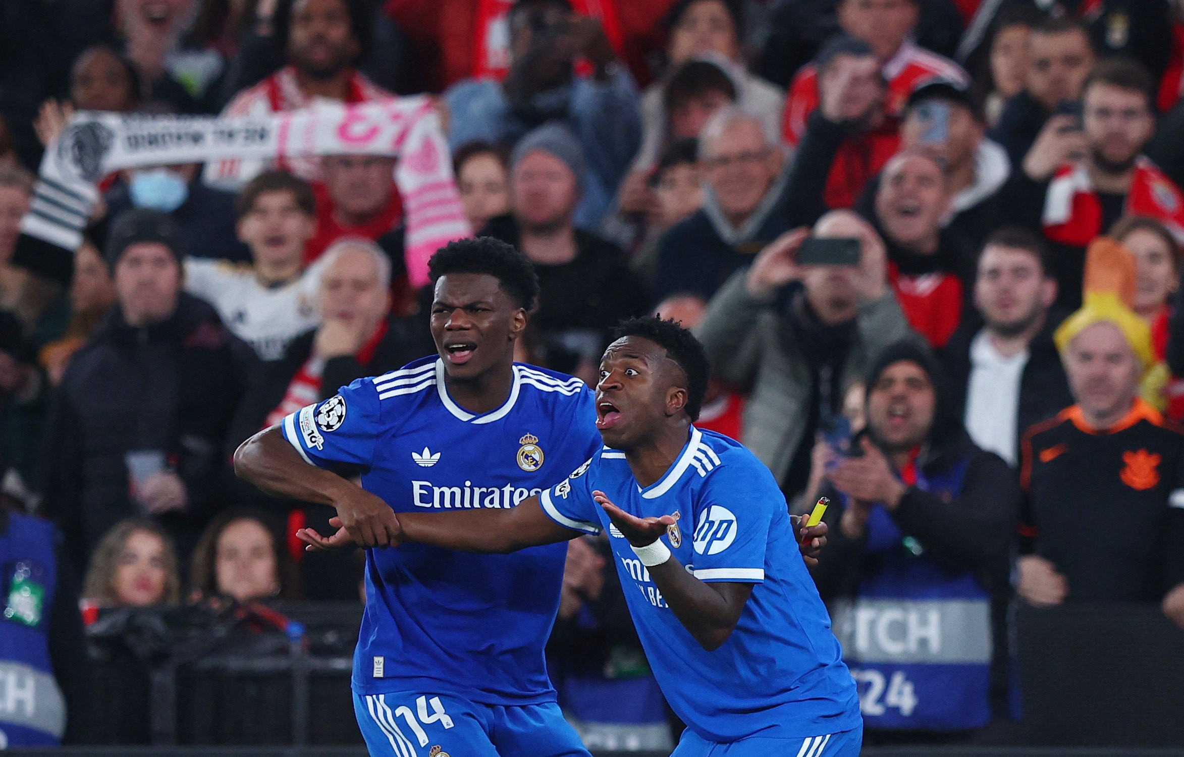 Ferdinand posta vídeo de gestos racistas de torcedores do Benfica