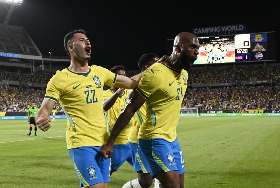Martinelli e Igor Thiago comemoram gol do Brasil sobre a Croácia — Foto: André Durão