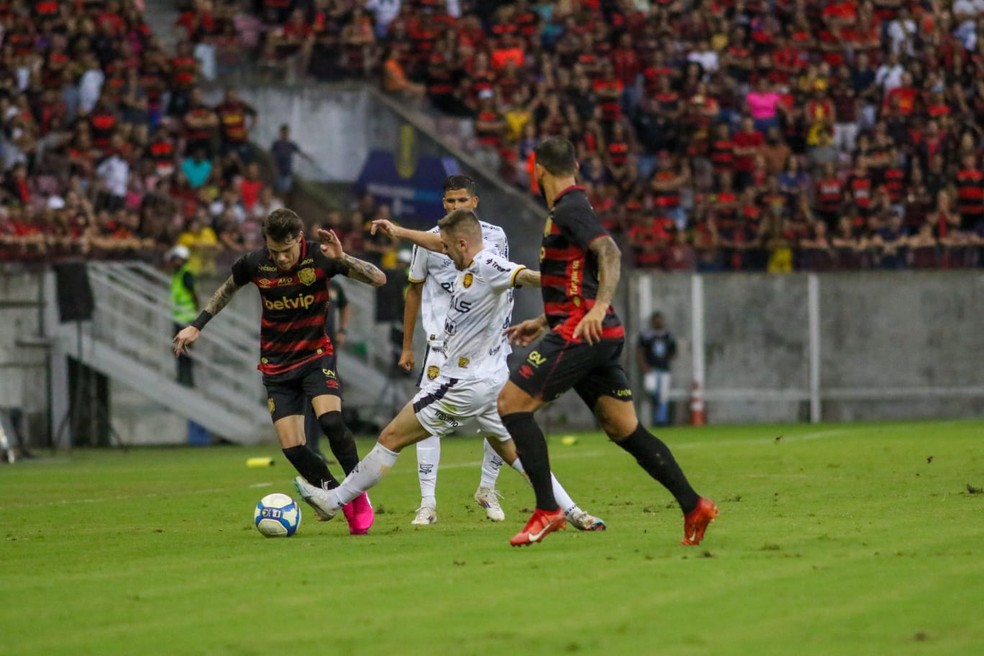 Amazonas chegou a empatar o jogo, mas sofreu o gol da derrota no fim do jogo — Foto: André Tobias/AMFC
