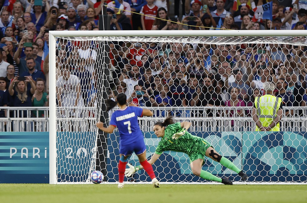 Lorena Leite, goleira da seleção brasileira, defende pênalti contra França nas Olimpíadas — Foto: Rafael Ribeiro/CBF