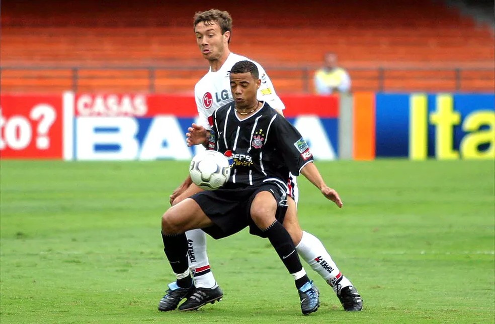 Gil e Lugano em Corinthians x São Paulo em 2003 — Foto: Alex Ribeiro/Futura Press