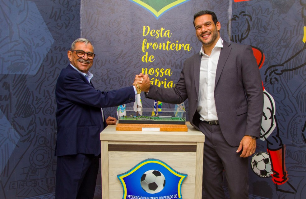 Heitor Costa e Samir Xaud se cumprimentam na sede da Federação de Futebol do Estado de Rondônia — Foto: Reprodução/CBF