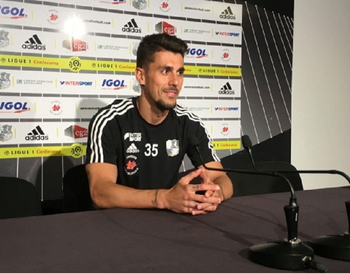 Corinthians acerta com lateral Danilo Avelar, que fará exames nesta terça-feira