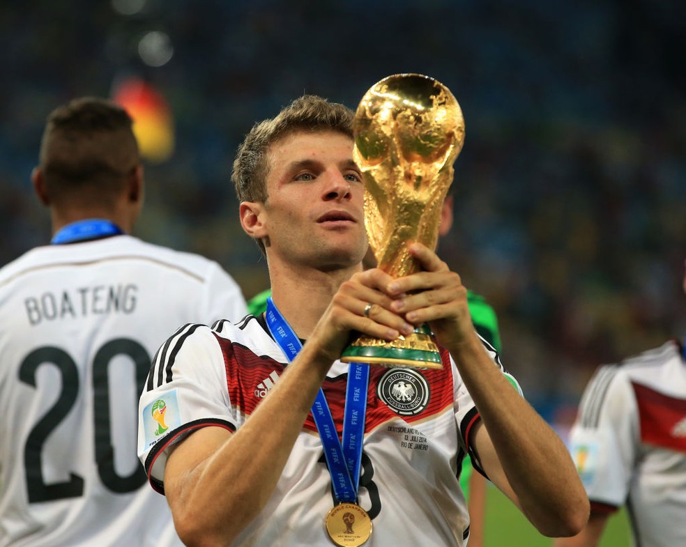 Thomas Müller com a taça de 2014 — tabu histórico