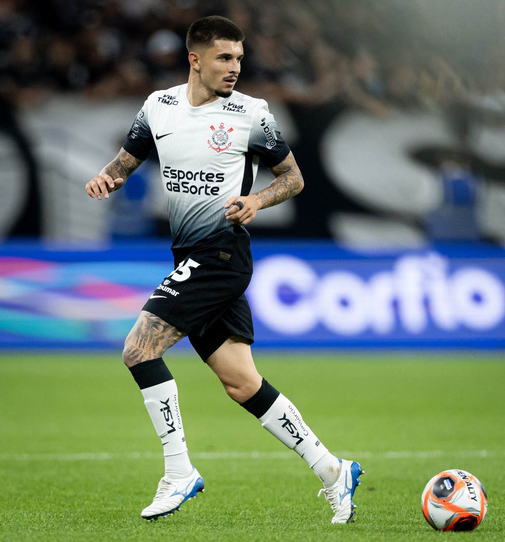 Léo Maná, lateral do Corinthians, em ação contra o Noroeste — Foto: Rodrigo Coca / Ag.Corinthians