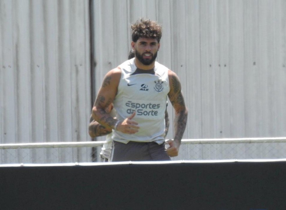 Yuri Alberto treina em campo no CT do Corinthians — Foto: Bruno Cassucci