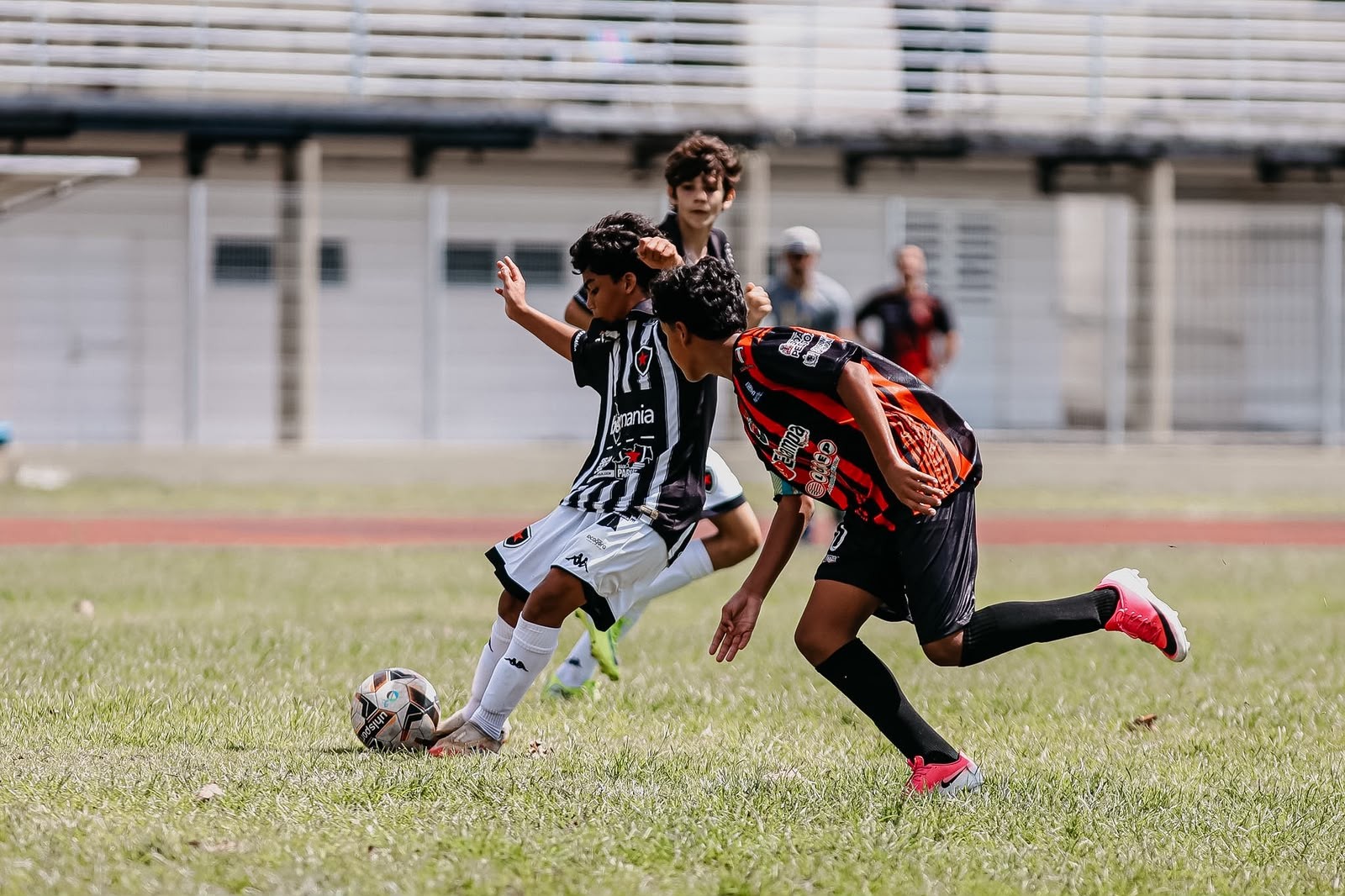 Jogadores de times do Campeonato Paraibano Sub-13 em ação durante uma partida