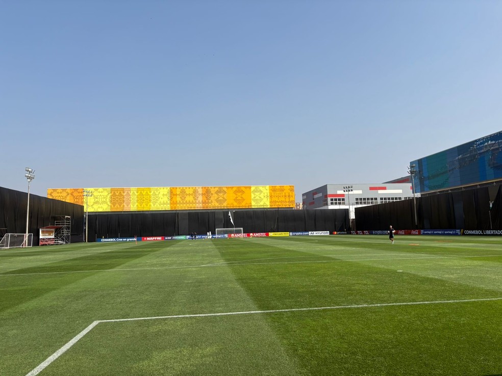 Campo do CT da Federao Peruana  cercado por lonas  Foto: Emanuelle Ribeiro