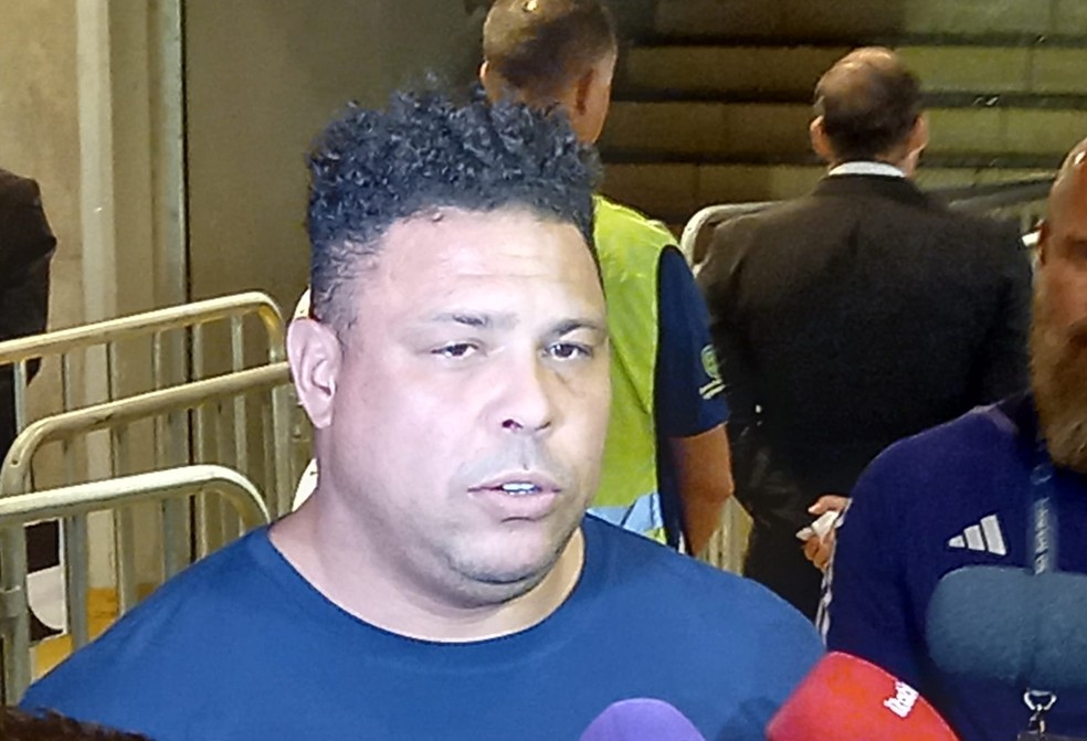 Ronaldo conversou com a imprensa após a derrota para o Flamengo — Foto: Gabriel Duarte