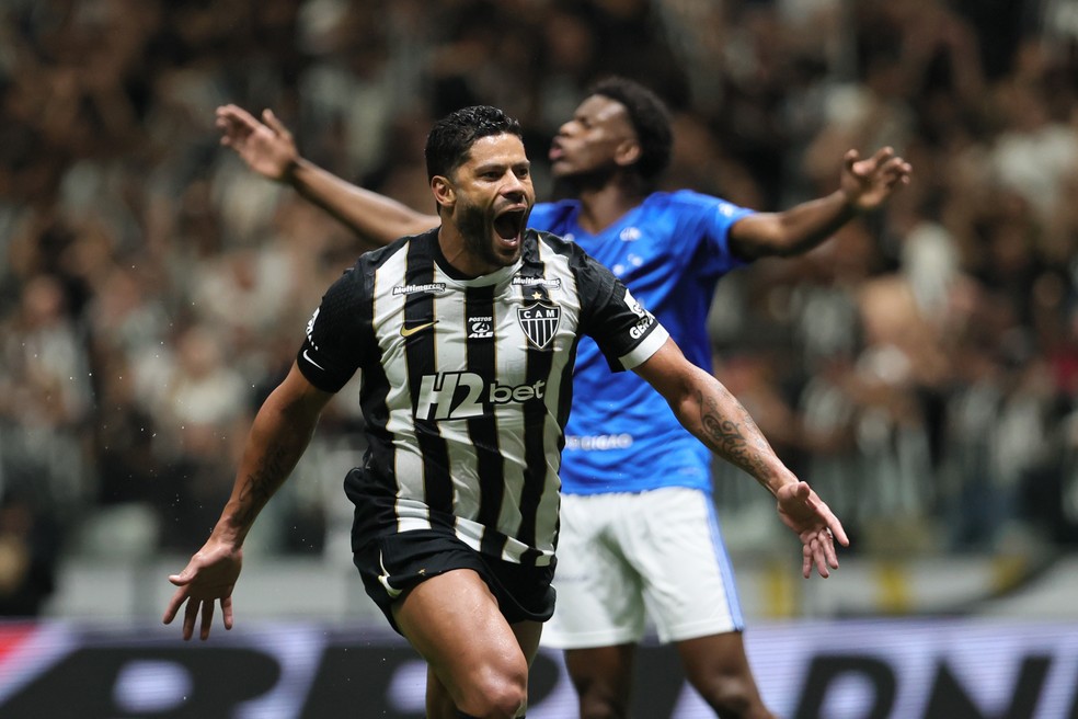 Hulk comemora gol em virada do Atl&eacute;tico-MG &mdash; Foto: Gilson Lobo/AGIF