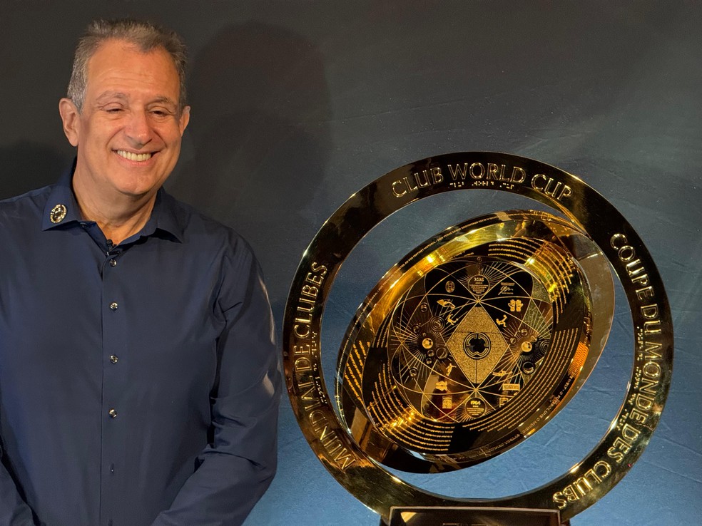 Bap, presidente do Flamengo, ao lado do trofpeu da Copa do Mundo de Clubes  Foto: Luiza S / ge