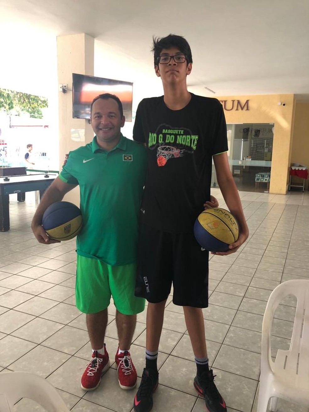 Jogadora brasileira de basquete conhece pai, ex-atleta da NBA, aos 25 anos  - 11/06/2021 - UOL Esporte