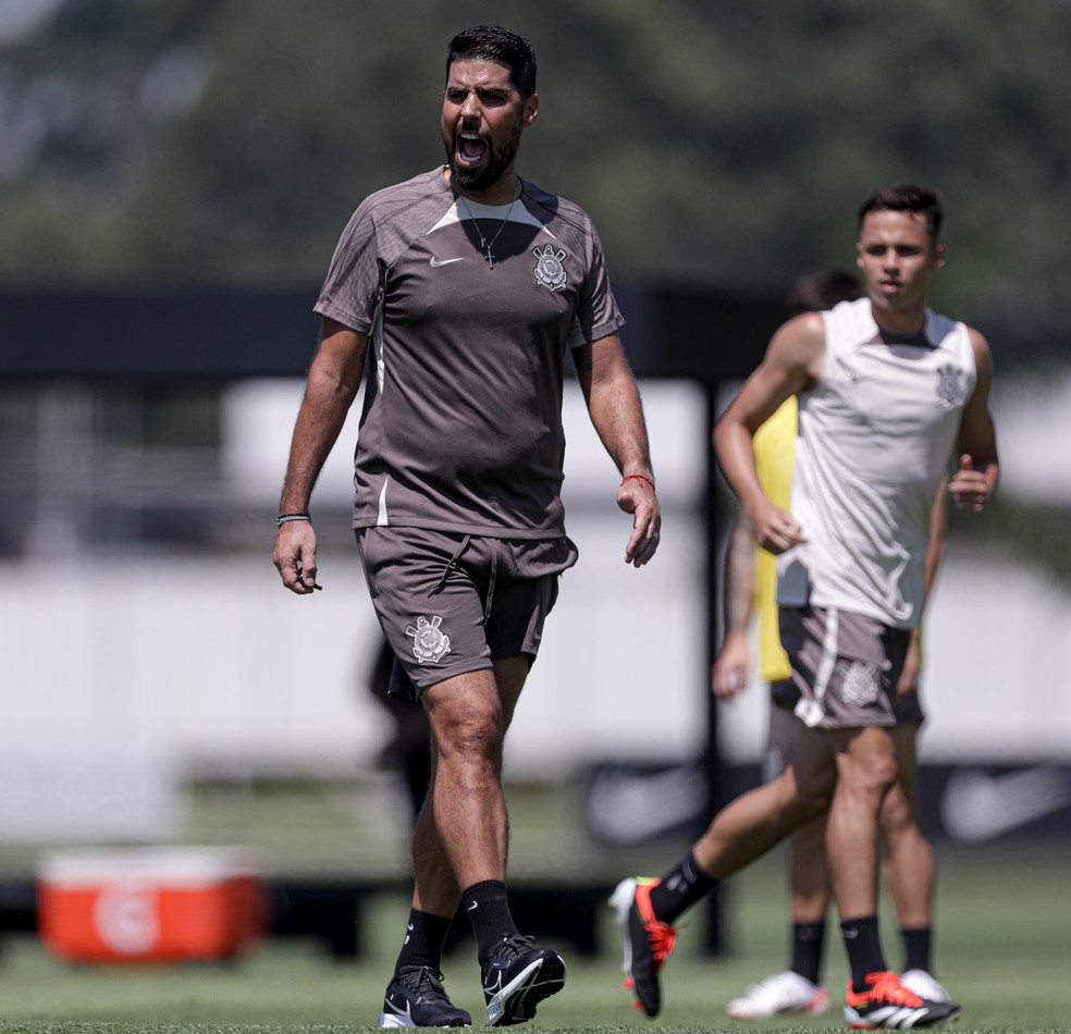 António Oliveira, treinador do Corinthians, em atividade durante treino — Foto: Rodrigo Coca/Ag. Corinthians