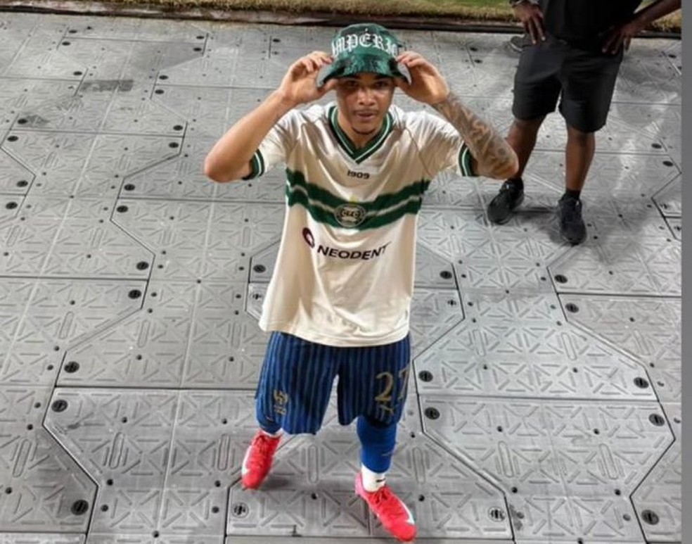 Kaio César com a camisa do Coritiba após vitória do Al Hilal — Foto: Mateus Mattos/Divulgação/Coritiba