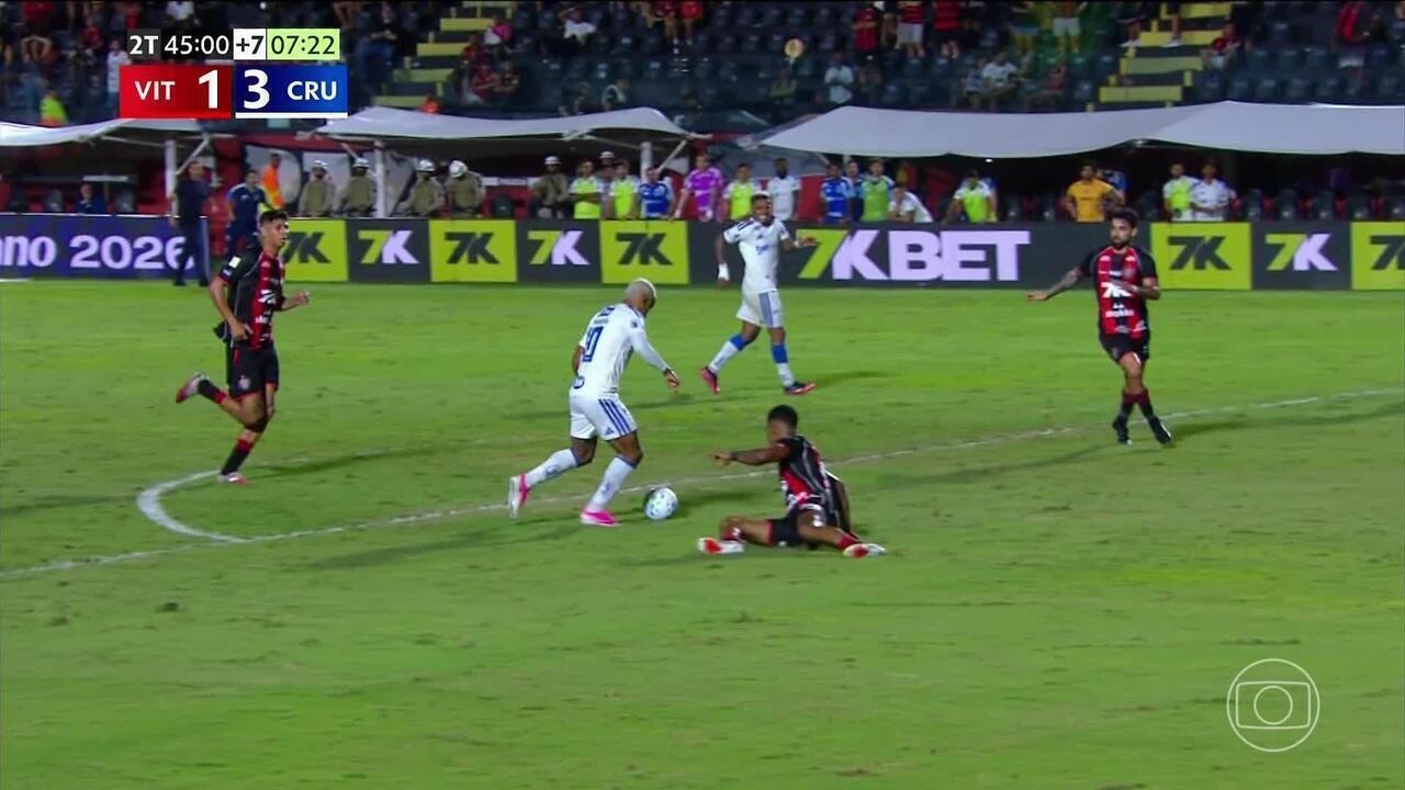Arroyo celebra domingo decisivo pelo Cruzeiro e volta à seleção do Equador