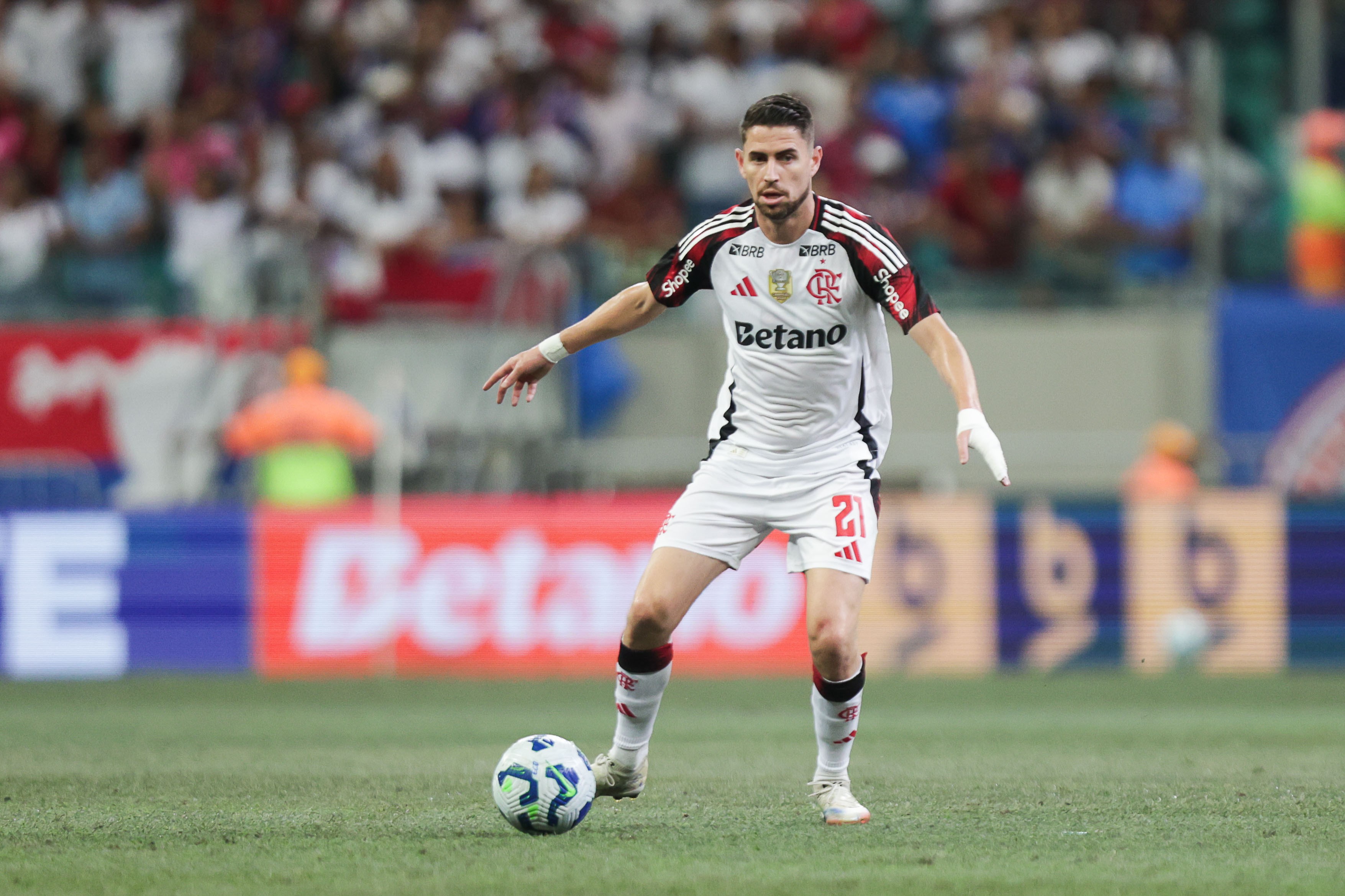 Jorginho, do Flamengo, diz que jogar no sintético é melhor do que atuar em gramado natural ruim