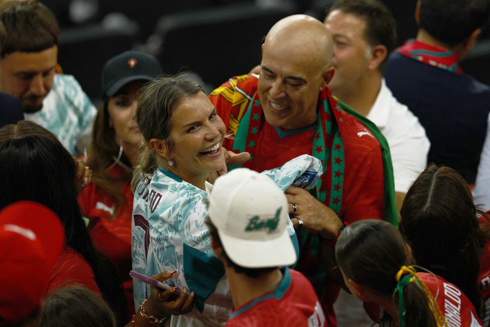 Kátia Aveiro recebe camisa de Cristiano Ronaldo