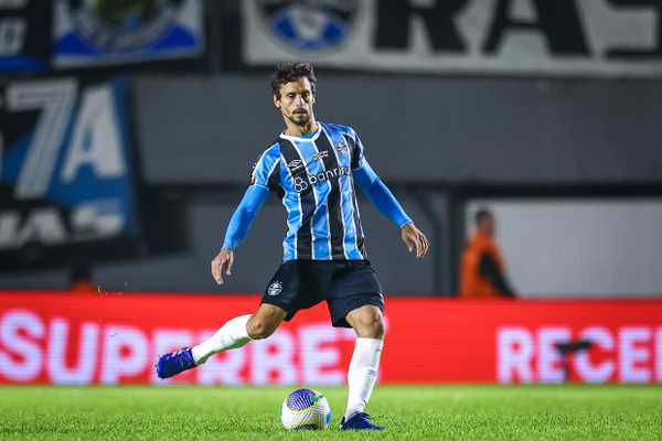 Rodrigo Caio tem poucas chances no Grêmio mesmo com mudanças na zaga.
