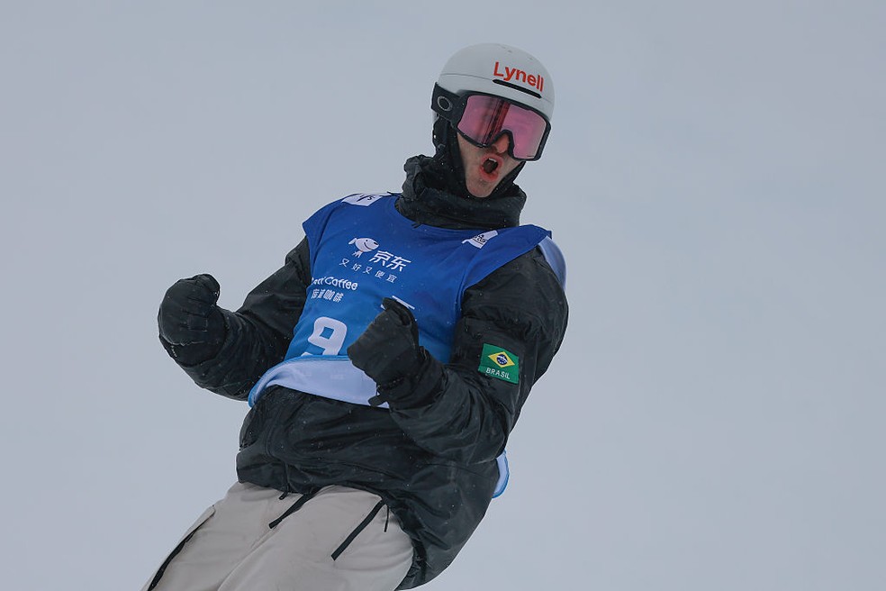 Pat Burgener vibra após apresentação em etapa da Copa do Mundo de snowboard halfpipe, na China — Foto: Lintao Zhang/Getty Images
