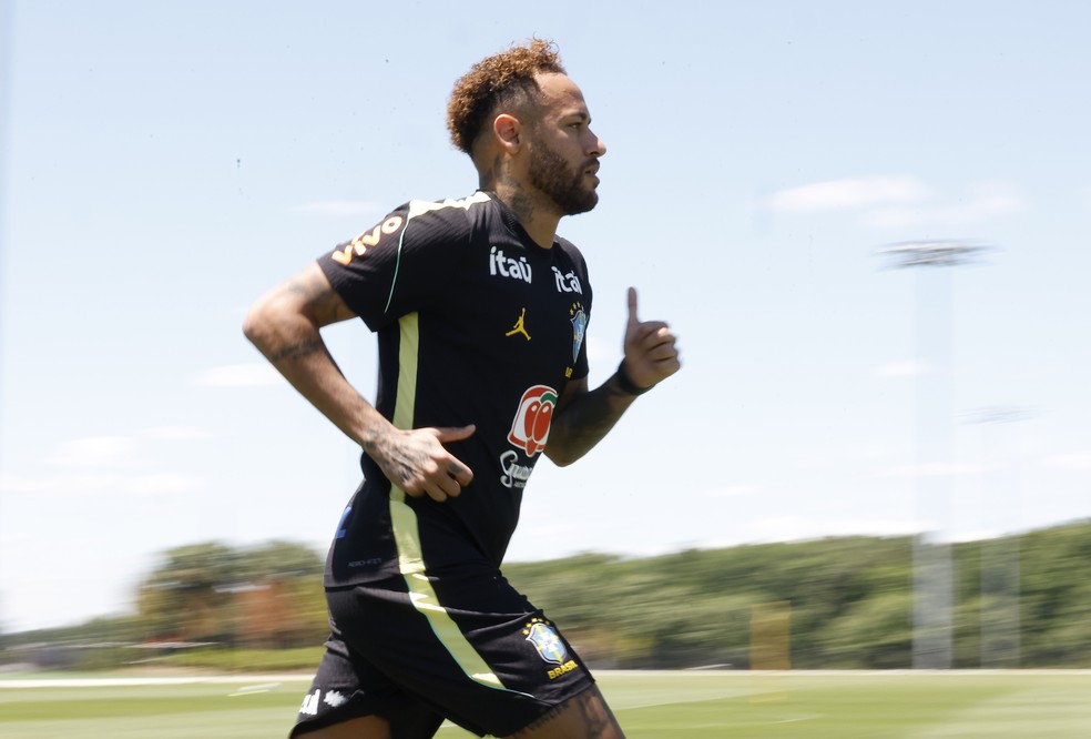 Neymar trabalha no campo com chuteiras no dia 16 de junho � Foto: Rafael Ribeiro / CBF