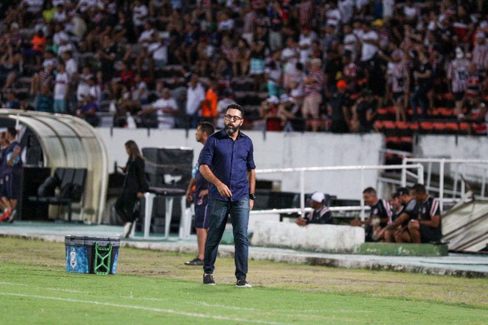 Rodrigo Fonseca, � beira do campo do Arruda, durante Santa Cruz x Nacional de Patos � Foto: Eder Souza / Nacional de Patos