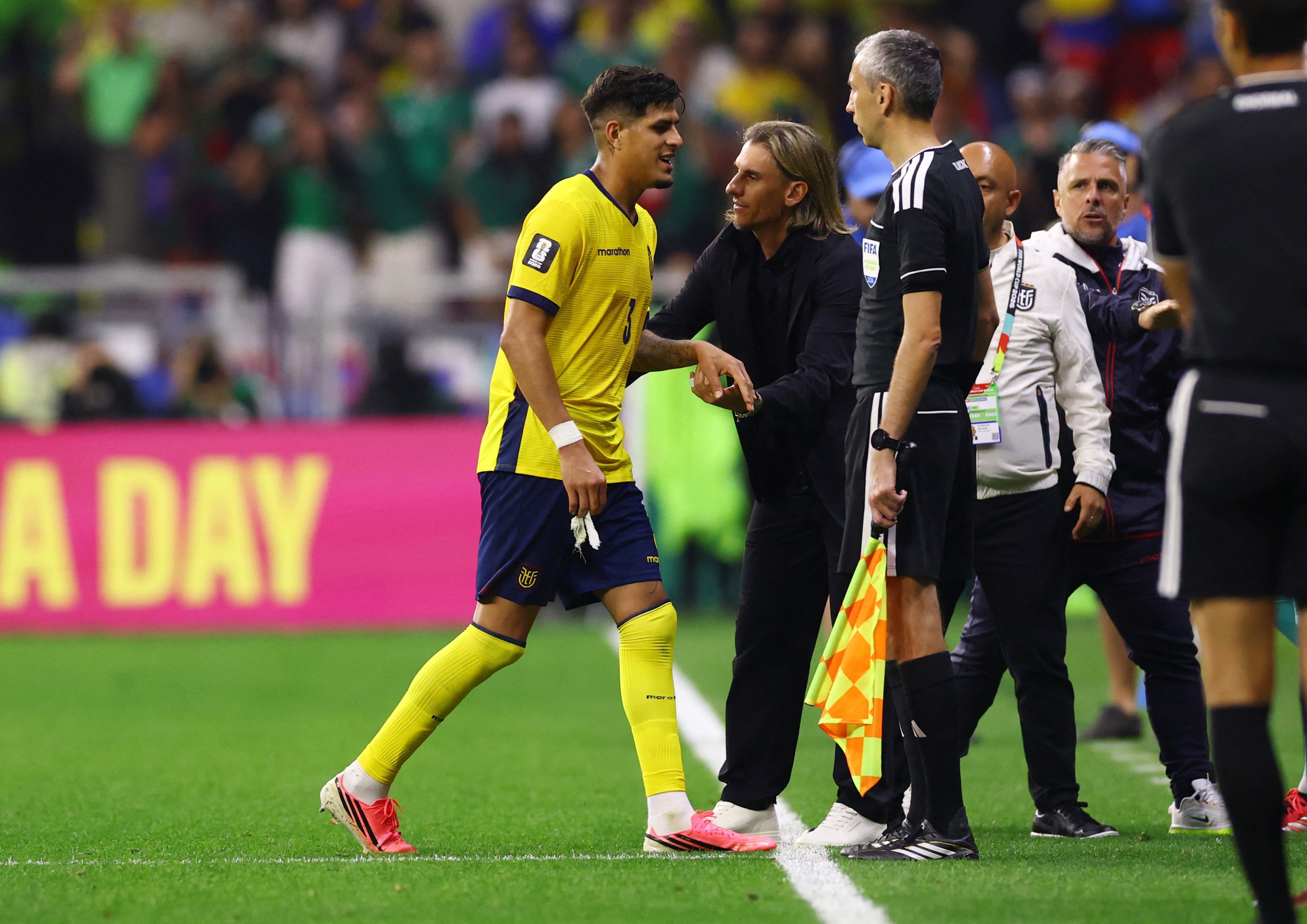 Hincapié, do Equador, é expulso por cobrir a boca durante discussão com jogador do México