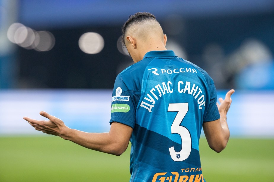 Douglas Santos vibra com título por antecipação no Zenit, o seu terceiro no Campeonato  Russo, futebol