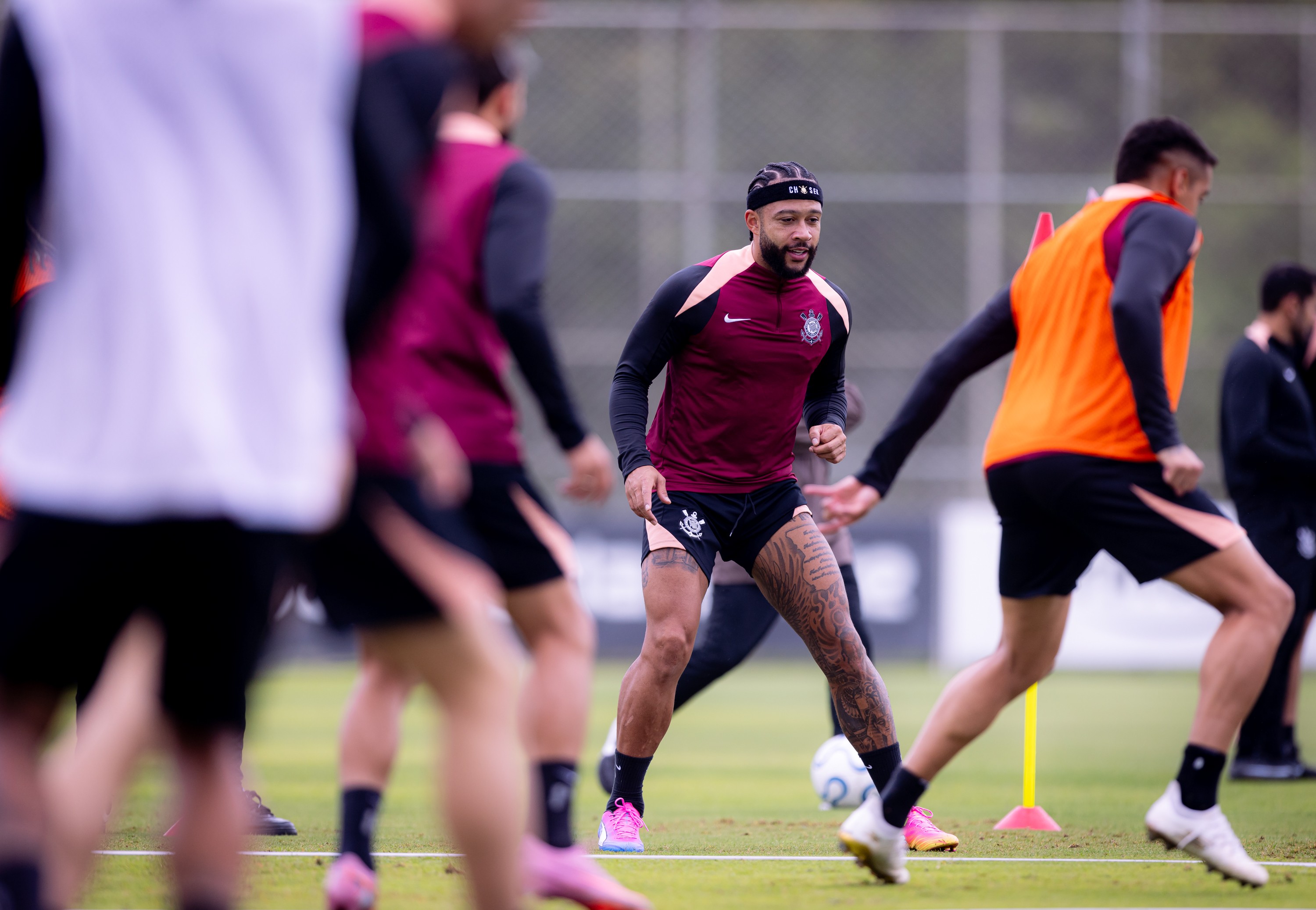 Bastidores: desconfiado, Memphis chamou fisioterapeuta particular para avaliar exame no Corinthians