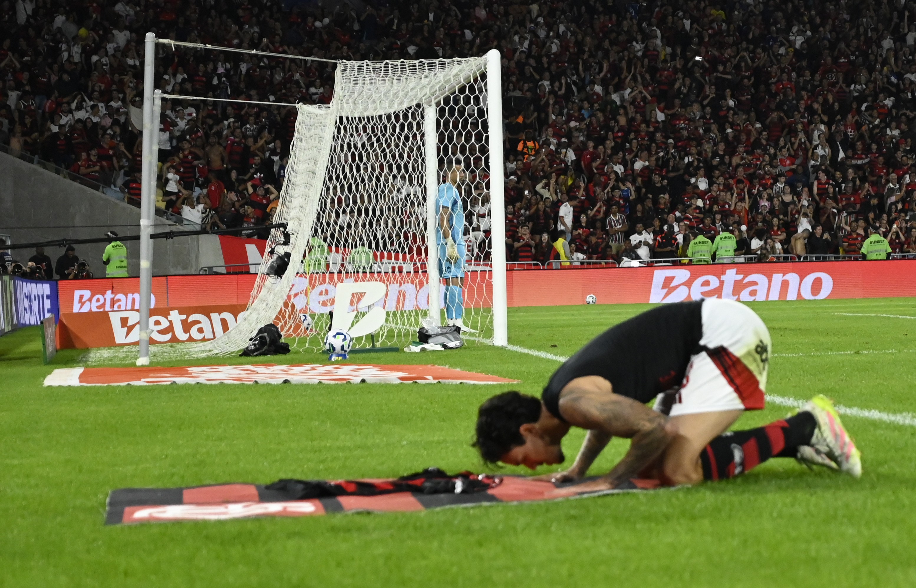 Pedro se torna ídolo do Flamengo ao atingir 300 jogos e conquistar títulos