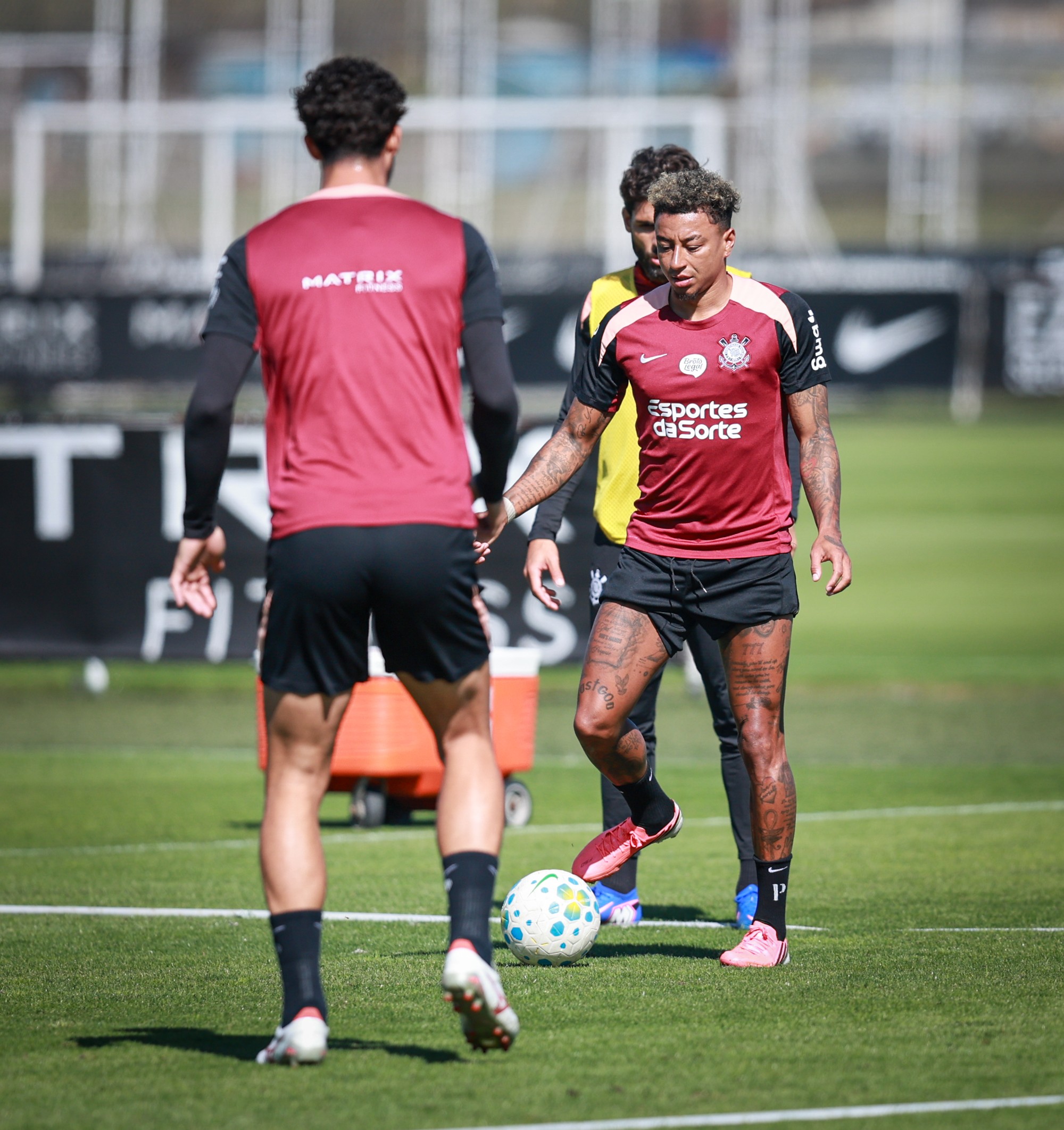 Diniz realiza testes táticos e aprimora estratégias no treino do Corinthians no CT