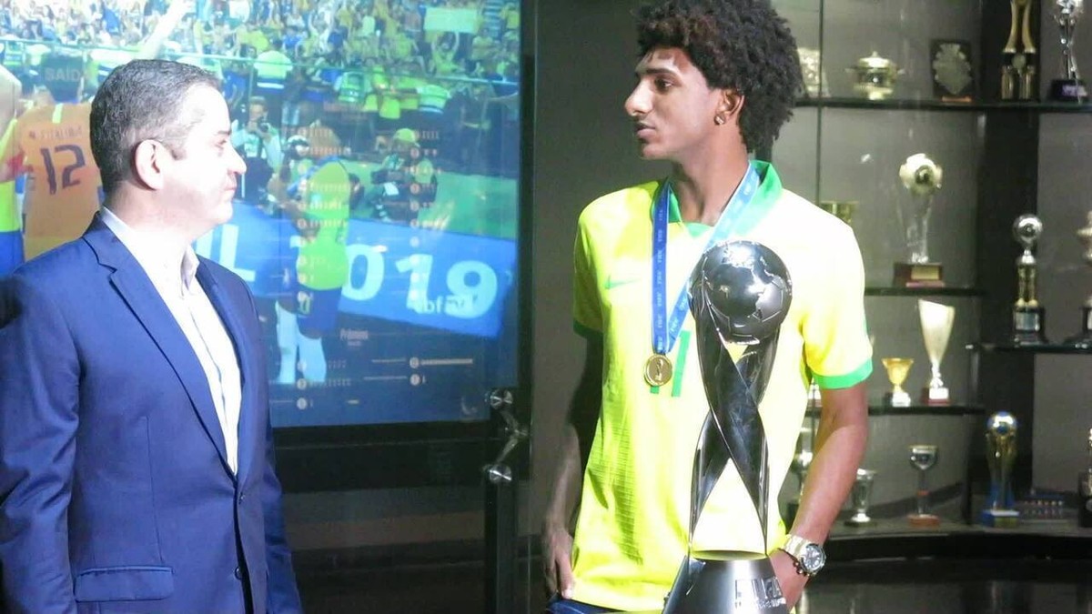 Talles recebe medalha de campeão do Mundial Sub-17 na sede da CBF