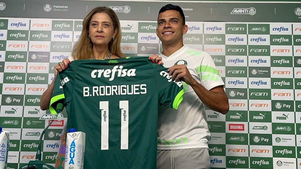 Leila Pereira apresenta Bruno Rodrigues no Palmeiras — Foto: Thiago Ferri