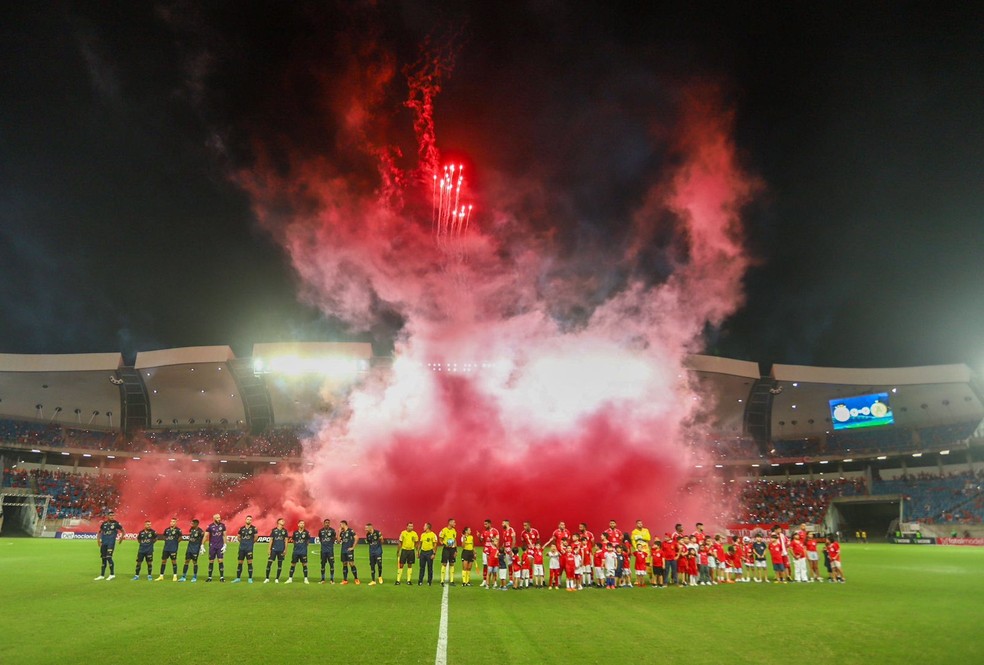 Festa da torcida rubra antes de América-RN x Aparecidense — Foto: Alexandre Lago
